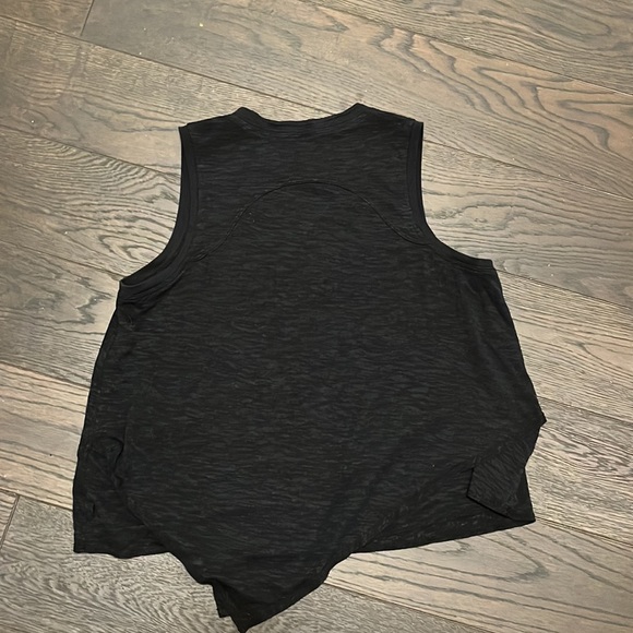 Black crop lululemon top size 4 - Picture 3 of 3